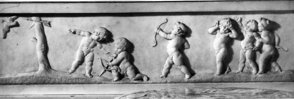 Putti che cacciano un uccello con arco e frecce (rilievo, elemento d'insieme) di Pacetti Vincenzo (sec. XVIII)