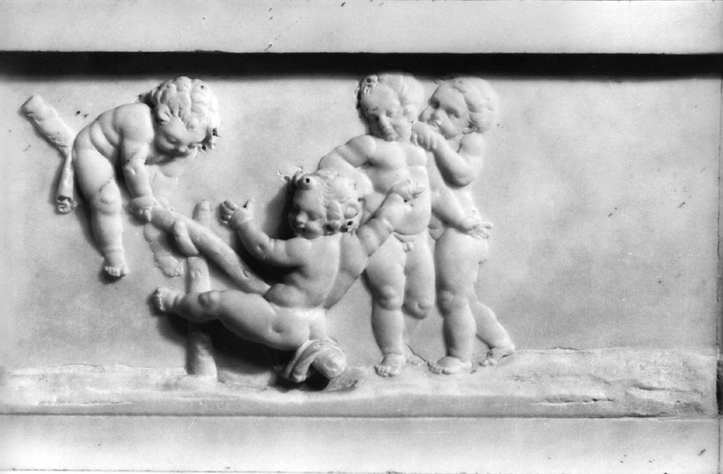Putti che giocano all'altalena (rilievo, elemento d'insieme) di Pacetti Vincenzo (sec. XVIII)
