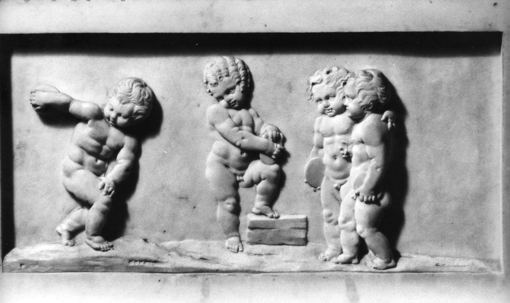 Putti che gareggiano al lancio del disco (rilievo, elemento d'insieme) di Pacetti Vincenzo (sec. XVIII)