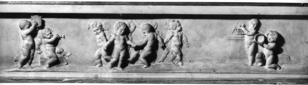 Putti che suonano e danzano (rilievo, elemento d'insieme) di Pacetti Vincenzo (sec. XVIII)