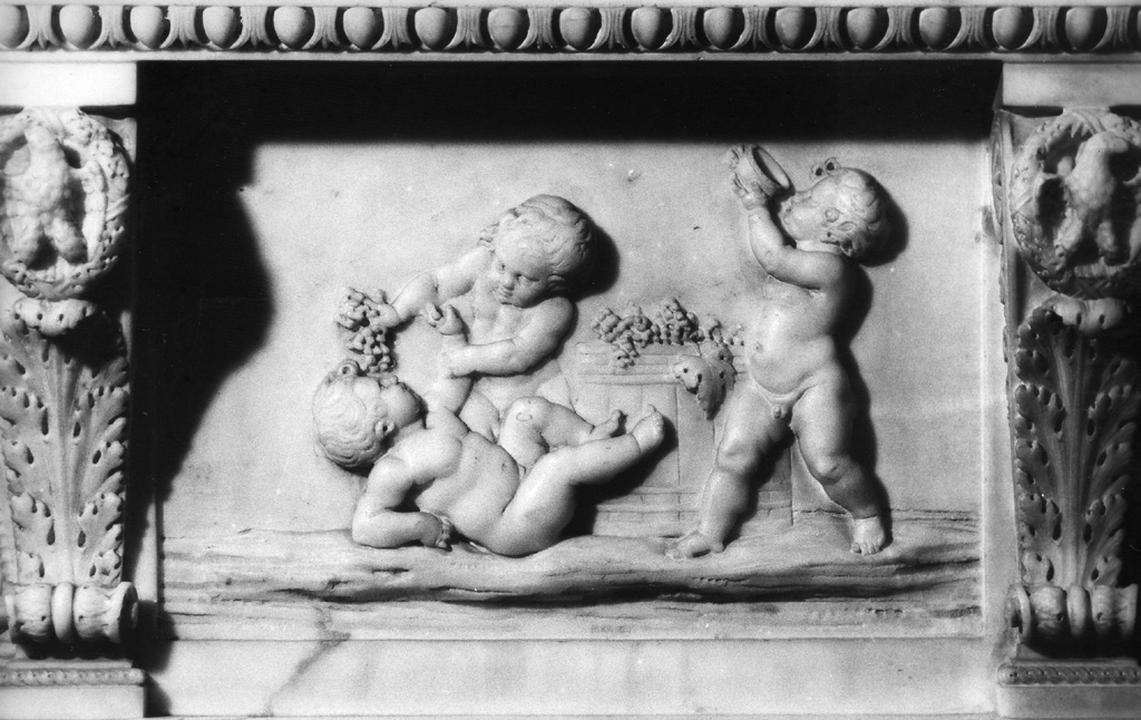 Putti vendemmianti: uno beve, due si contengono un grappolo d'uva (rilievo, elemento d'insieme) di Pacetti Vincenzo (sec. XVIII)