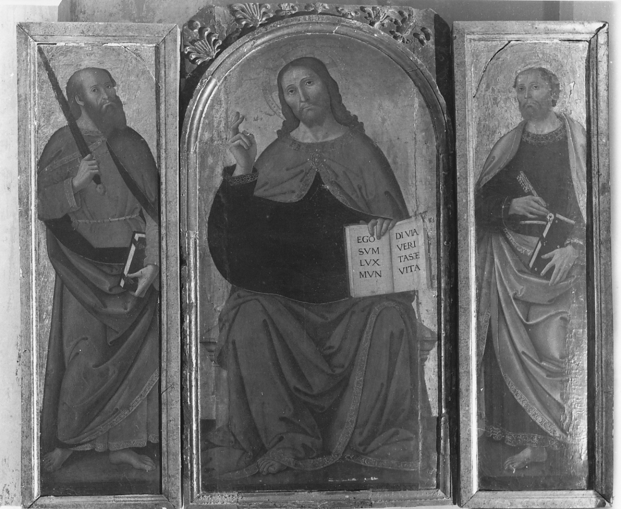 Cristo Redentore tra i santi Pietro e Paolo (trittico, opera isolata) di Aquili Antonio (scuola) (sec. XV)