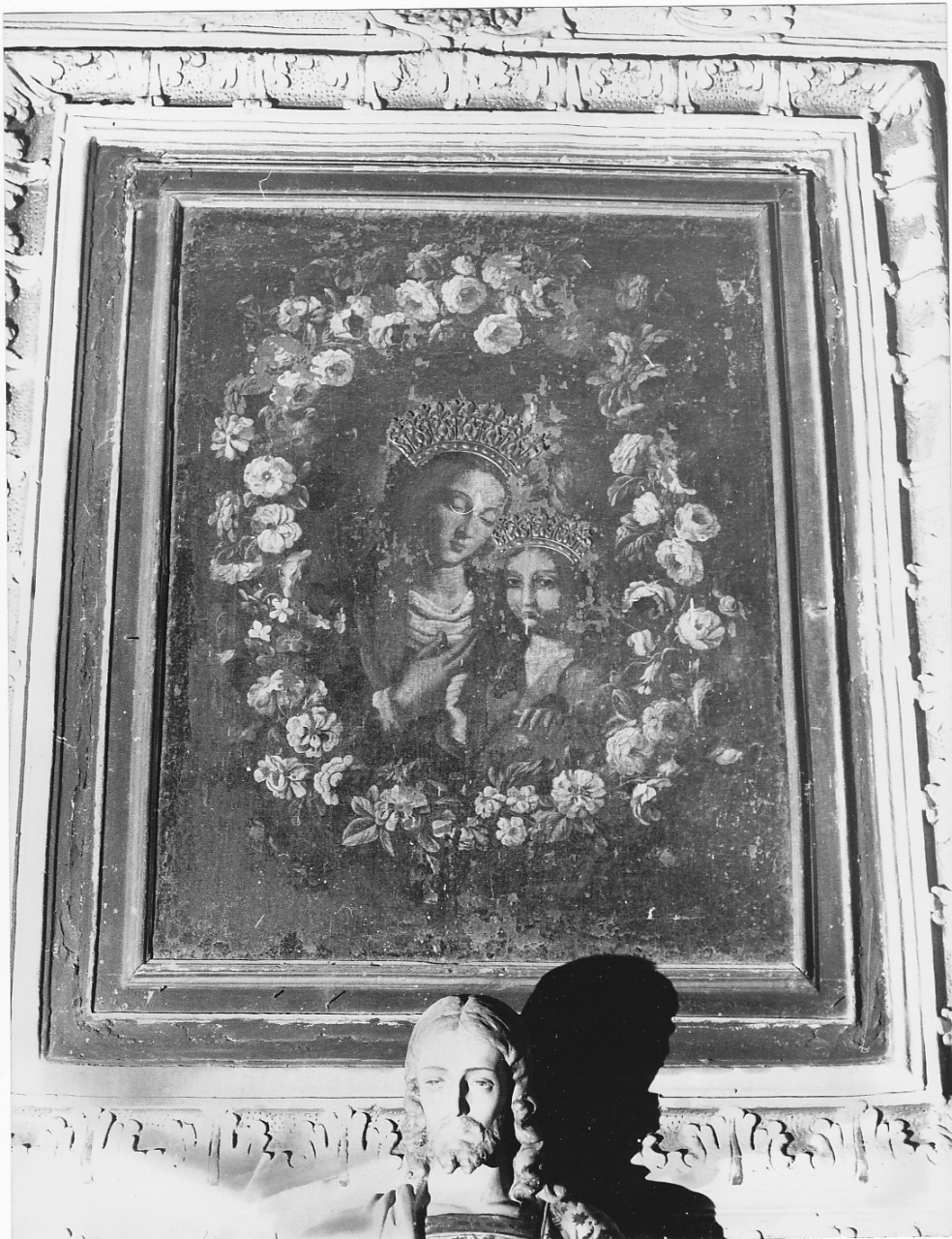 Madonna con Bambino entro corona di rose (dipinto, opera isolata) - ambito laziale (secc. XVII/ XVIII)