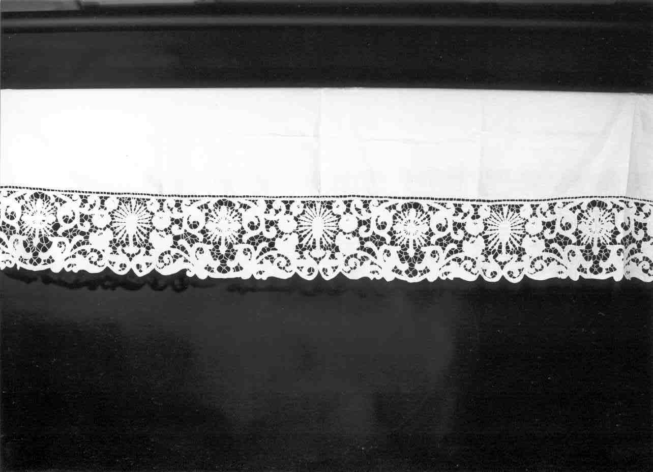 tovaglia d'altare, opera isolata - manifattura mantovana (secondo quarto sec. XX)