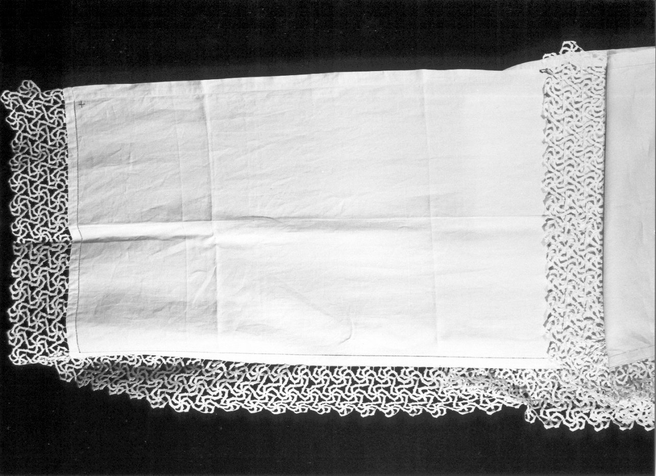 tovaglia d'altare, opera isolata - manifattura bresciana (secondo quarto sec. XX)