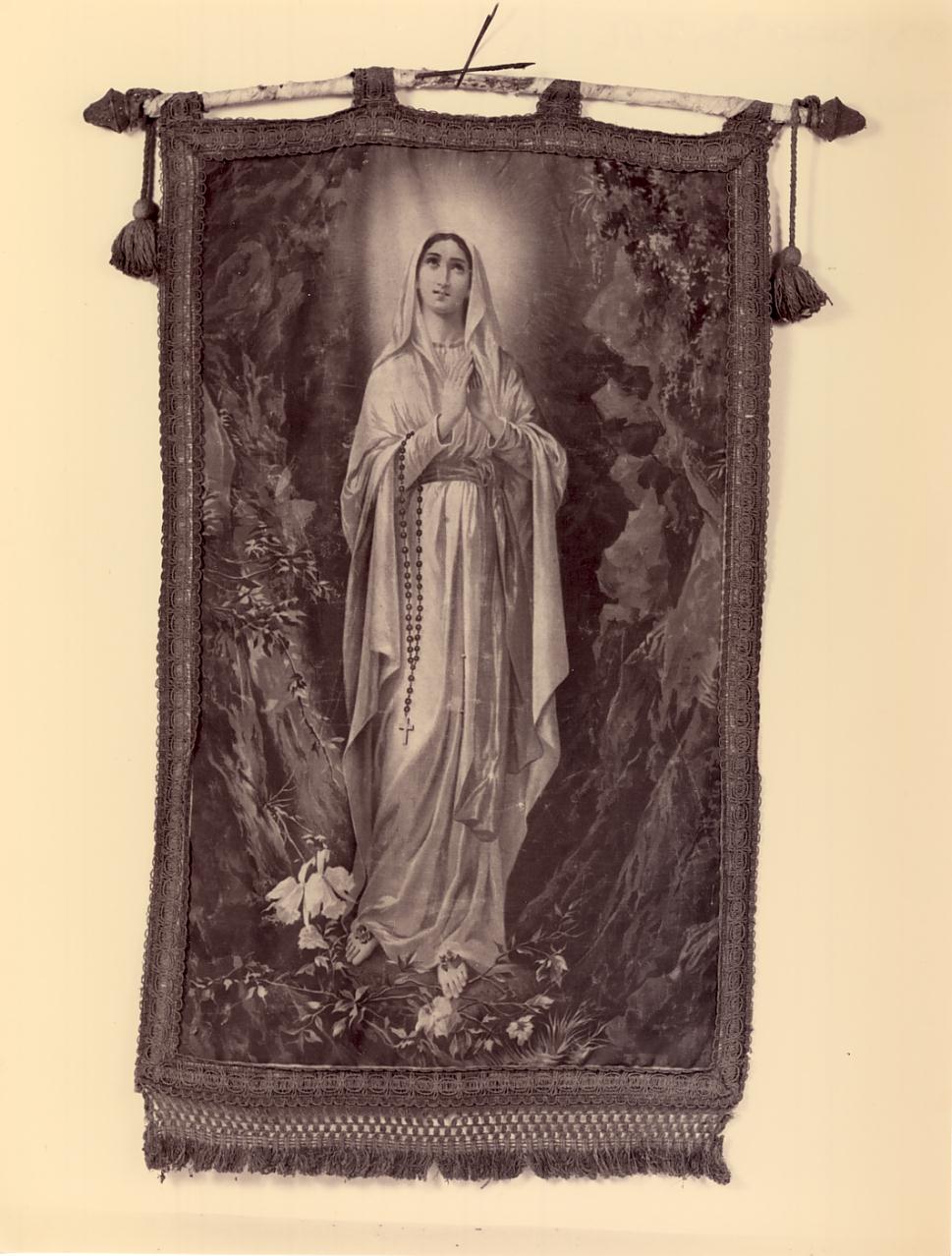 Madonna di Lourdes (stendardo processionale, opera isolata) - ambito lombardo (primo quarto sec. XX)