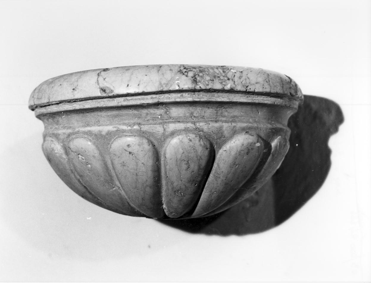 acquasantiera da parete, opera isolata - produzione lombarda (prima metà sec. XVIII)