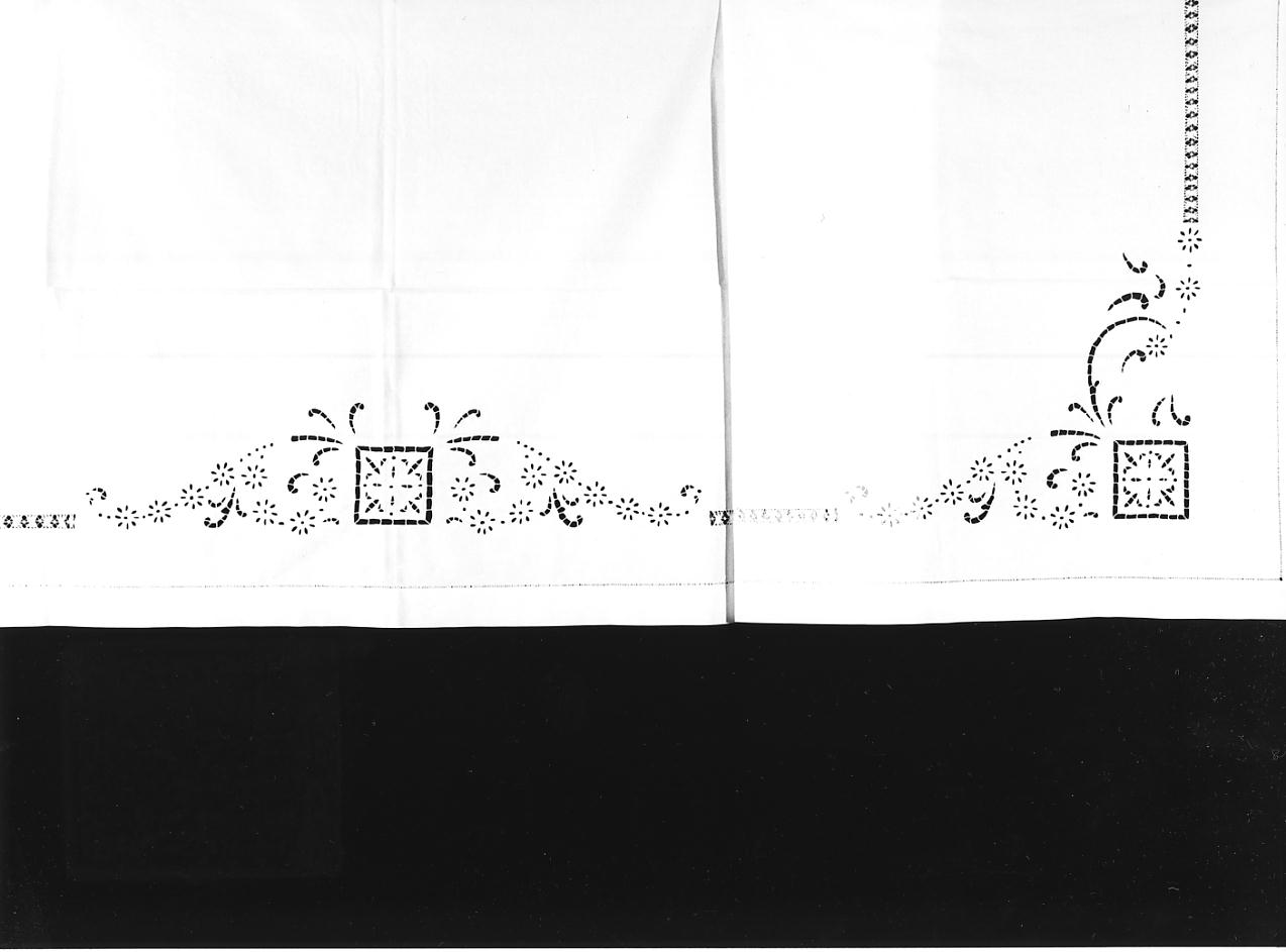motivi decorativi geometrici e vegetali (tovaglia d'altare, opera isolata) - manifattura cremonese (inizio sec. XX)
