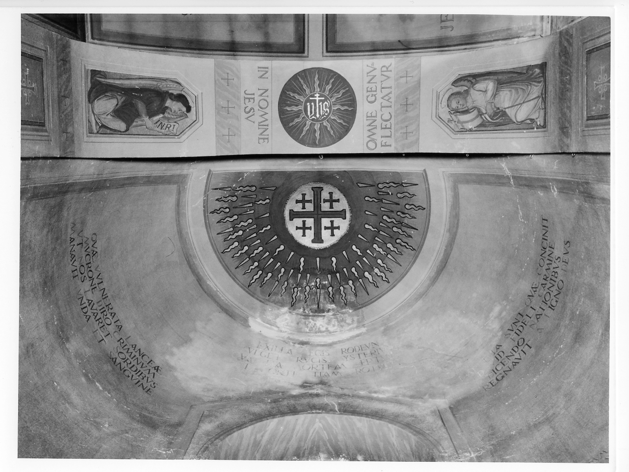 Due angeli con stendardo e cartiglio/ Monogramma cristologico (decorazione pittorica, elemento d'insieme) di Pescatori Mario (sec. XX)