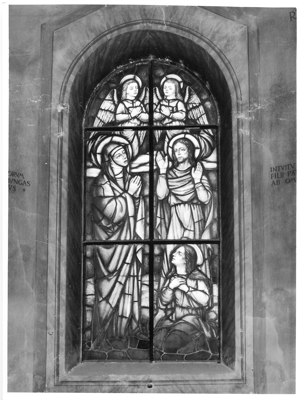 Madonna, San Giovanni, Santa Maria Maddalena e due angeli in preghiera (vetrata, opera isolata) di Pescatori Mario (sec. XX)