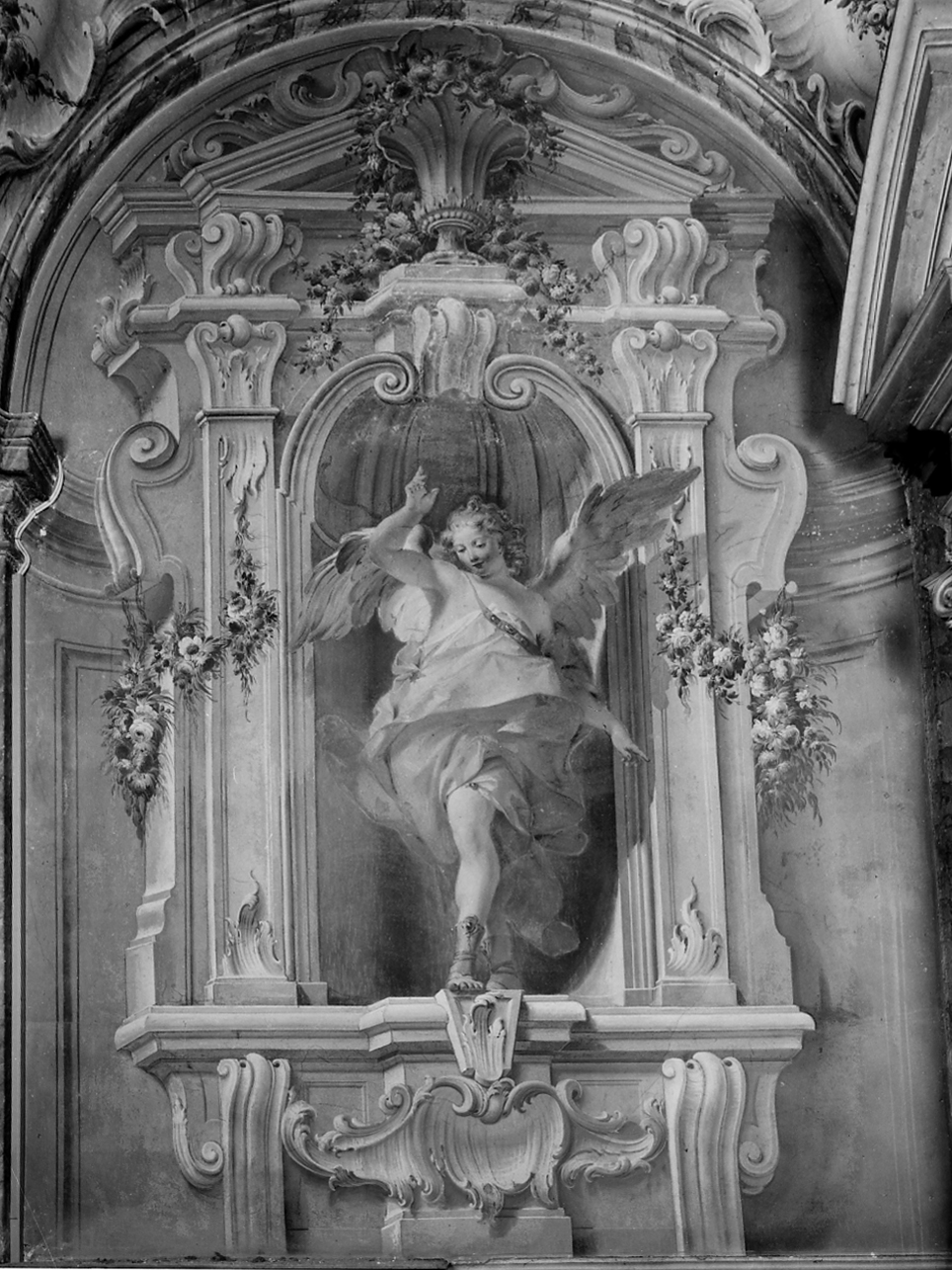 finta nicchia con angelo (decorazione pittorica, elemento d'insieme) di Scalvini Pietro (e aiuti) (sec. XVIII)