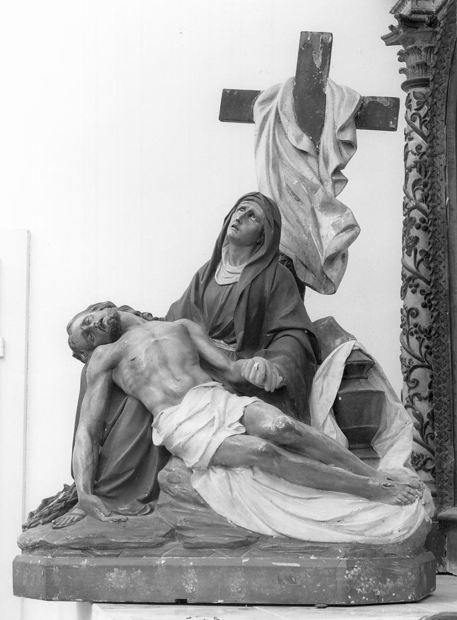 Pieta' (gruppo scultoreo) - ambito mantovano (secondo quarto sec. XX)