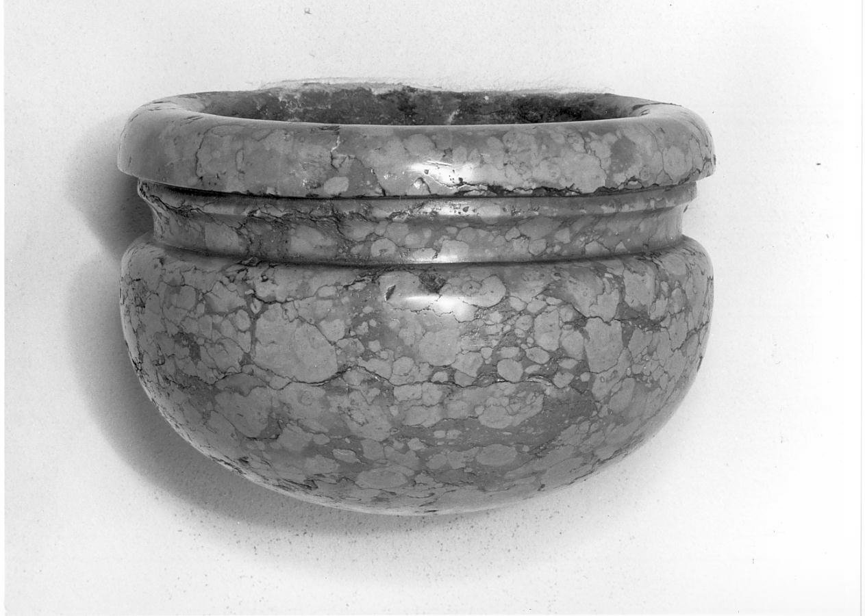 acquasantiera da parete - ambito mantovano (prima metà sec. XVII)