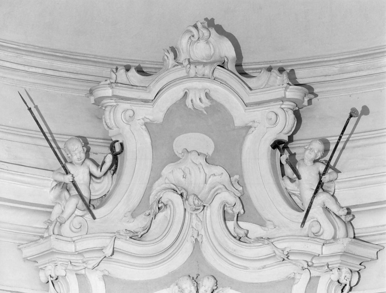 angioletti con simboli della Passione (decorazione plastica, elemento d'insieme) - ambito viadanese (seconda metà sec. XVIII)