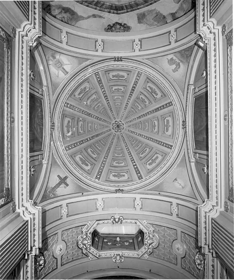 simboli della passione/eucaristica (soffitto dipinto, complesso decorativo) di Parravicino Giacomo, Grandi Gerolamo, Grandi Giovanni Battista, Zaninelli Giacomo, Bacchetta Angelo (sec. XVIII, sec. XVIII, sec. XX)