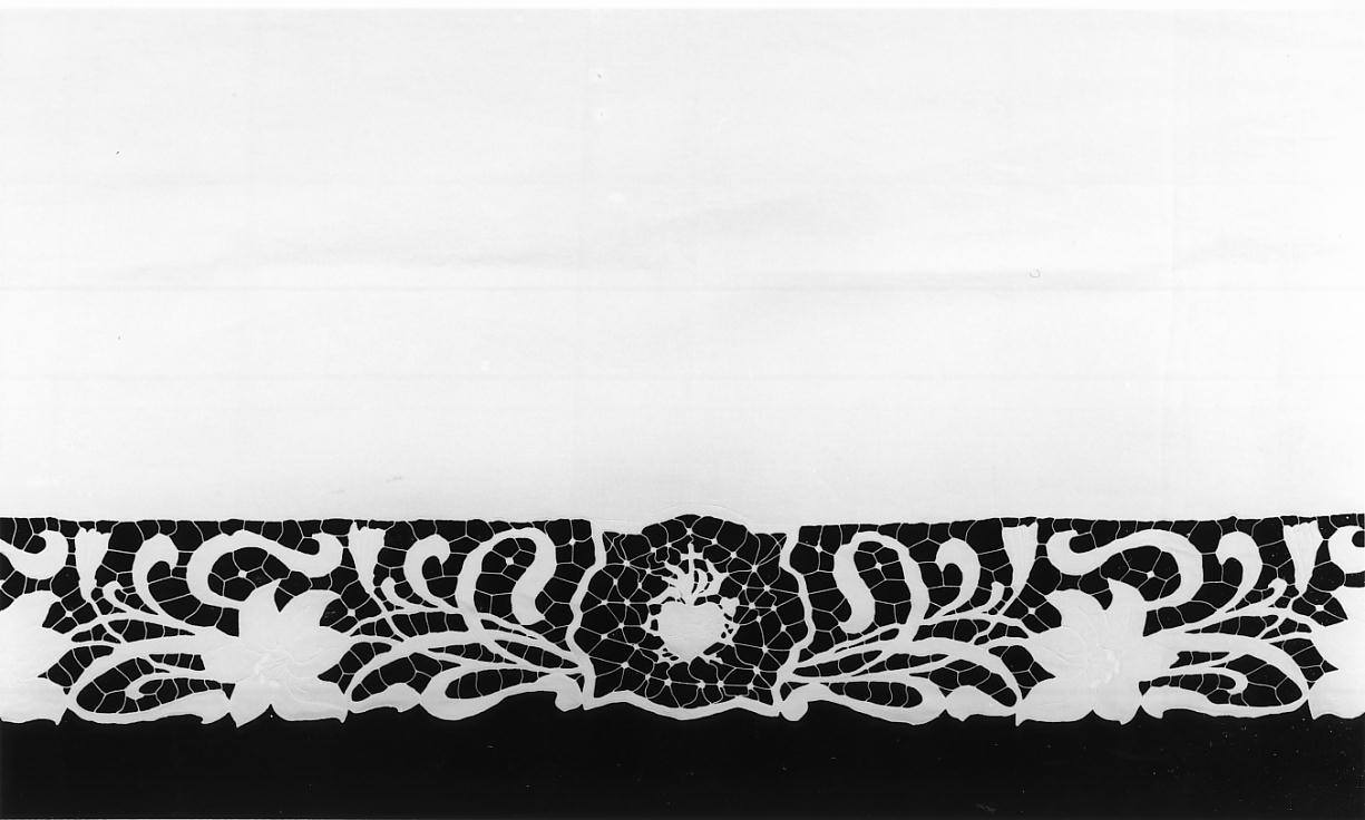 sacro cuore/motivi decorativi fitomorfi (tovaglia, opera isolata) - manifattura cremonese (secondo quarto sec. XX)