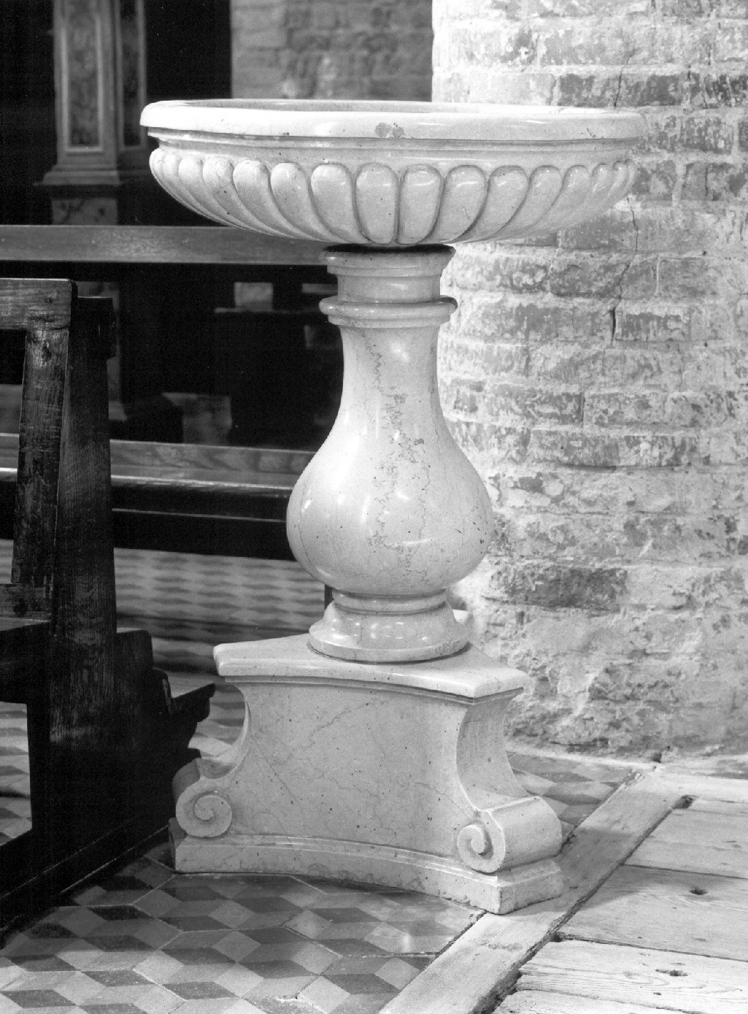 acquasantiera - a fusto, opera isolata - ambito lombardo (fine/inizio secc. XVII/ XVIII)