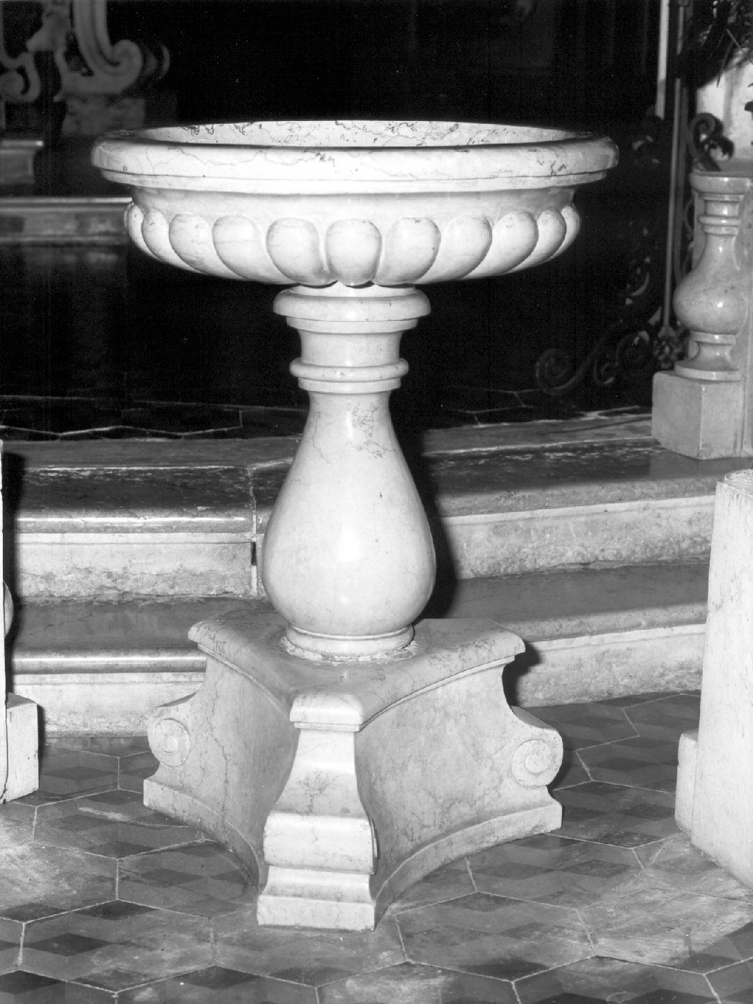 acquasantiera - a fusto, opera isolata - ambito lombardo (fine/inizio secc. XVII/ XVIII)