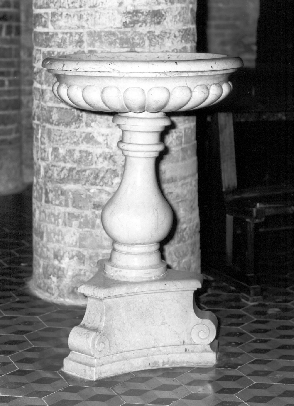 acquasantiera - a fusto, opera isolata - ambito lombardo (fine/inizio secc. XVII/ XVIII)