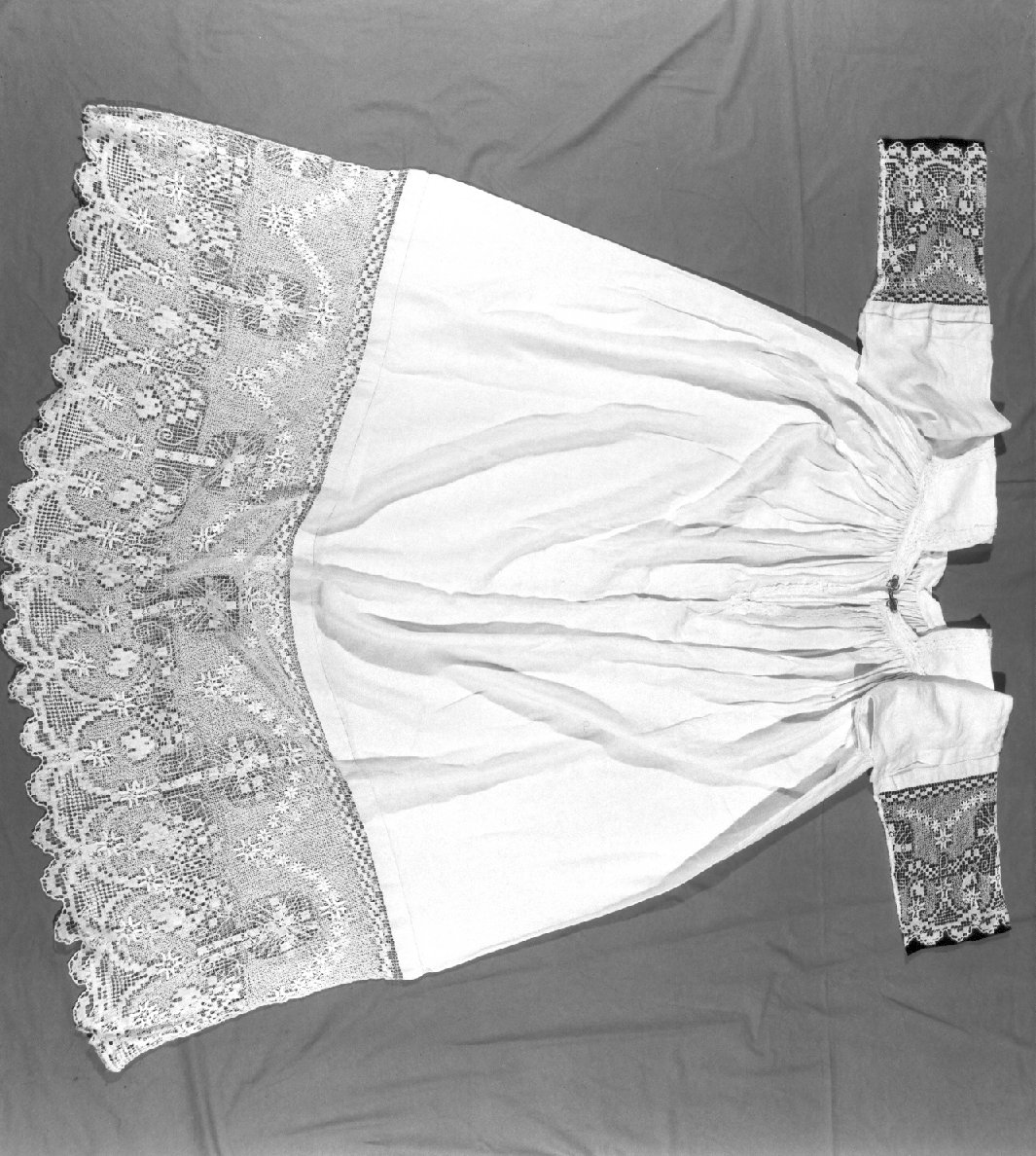 camice, opera isolata - manifattura mantovana (prima metà sec. XX)