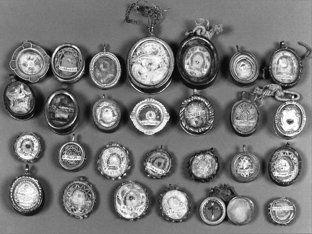 reliquiario a capsula - a medaglione, insieme - ambito italiano (prima metà sec. XVIII, sec. XIX, sec. XX)