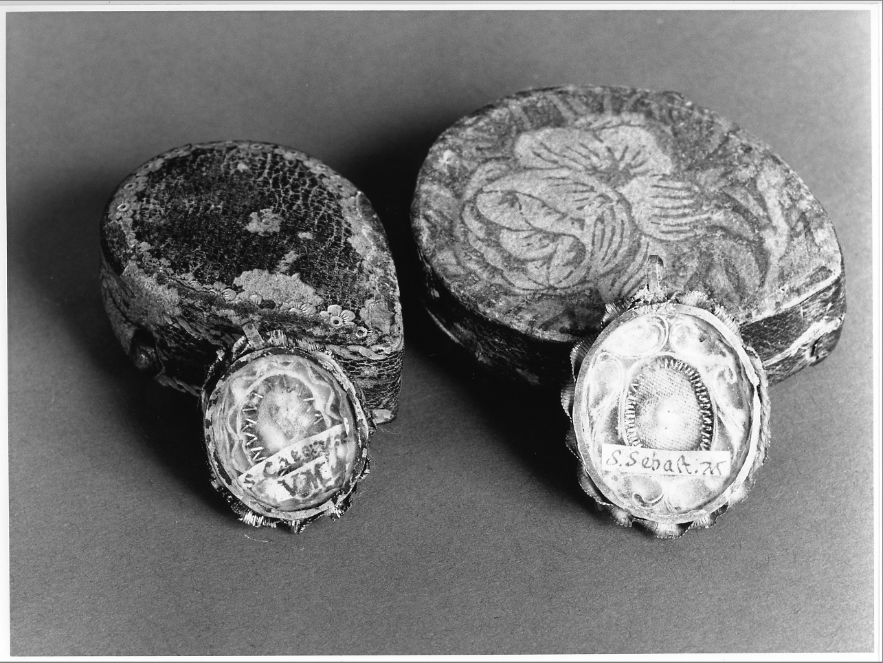 reliquiario a capsula - a medaglione, serie - ambito italiano (seconda metà sec. XVIII)