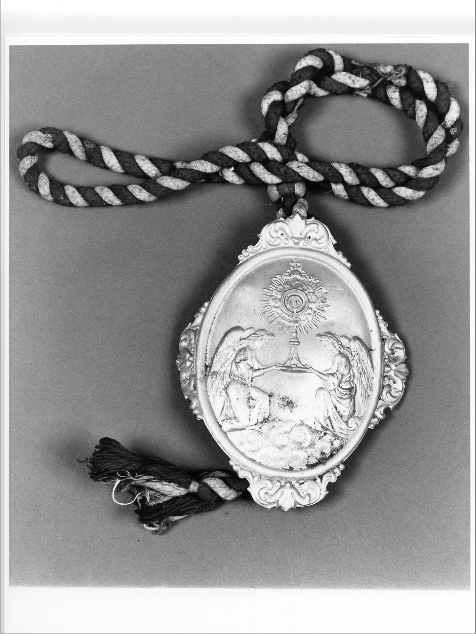 angeli adoranti il calice eucaristico (placchetta, serie) - ambito lombardo (primo quarto sec. XX)