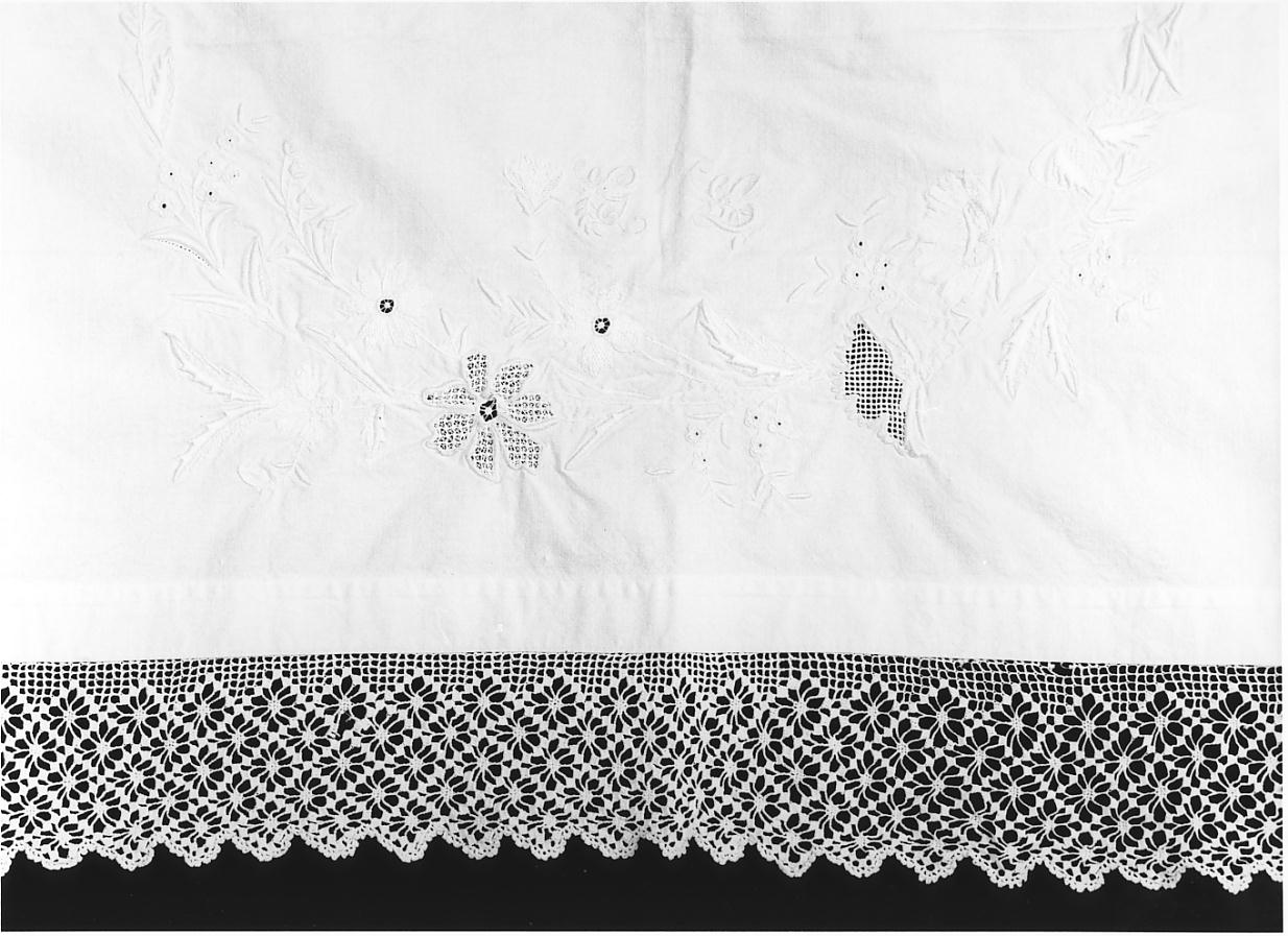 motivi decorativi geometrici e vegetali (tovaglia d'altare, opera isolata) - manifattura cremonese (fine/inizio secc. XIX/ XX)