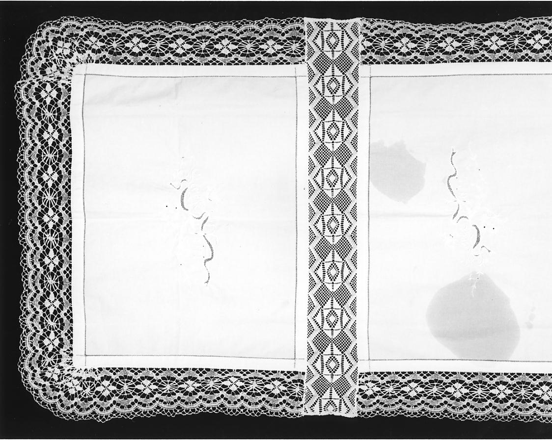 motivi decorativi geometrici e vegetali/ iscrizione (tovaglia d'altare, opera isolata) - manifattura cremonese (fine/inizio secc. XIX/ XX)