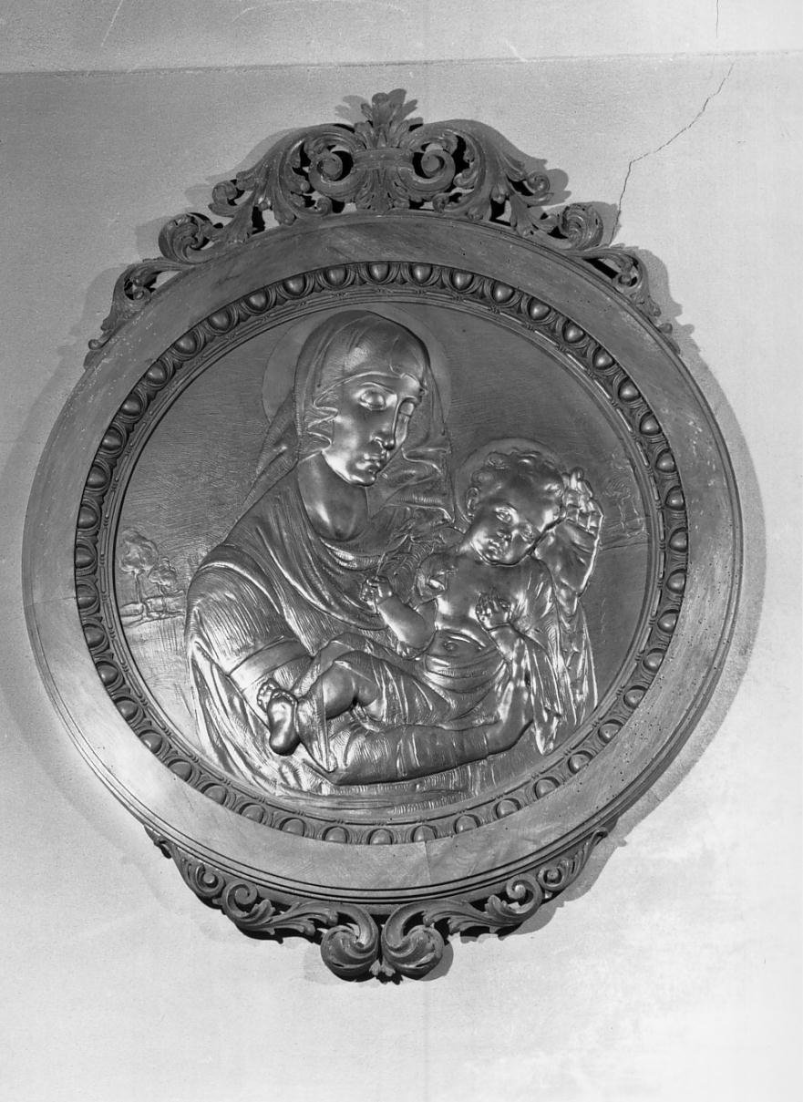 Madonna con Bambino (rilievo) di Menozzi Giuseppe (sec. XX)