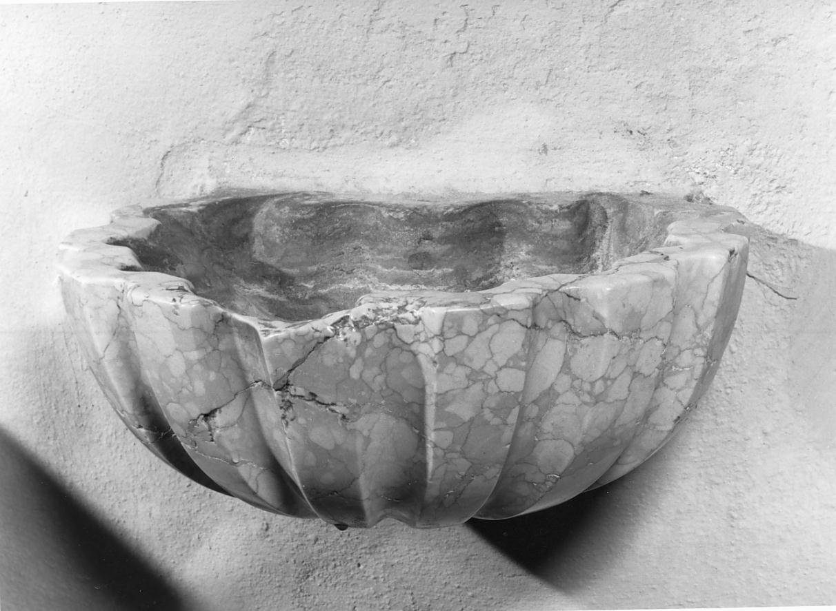 acquasantiera - a conchiglia - ambito mantovano (sec. XVIII)