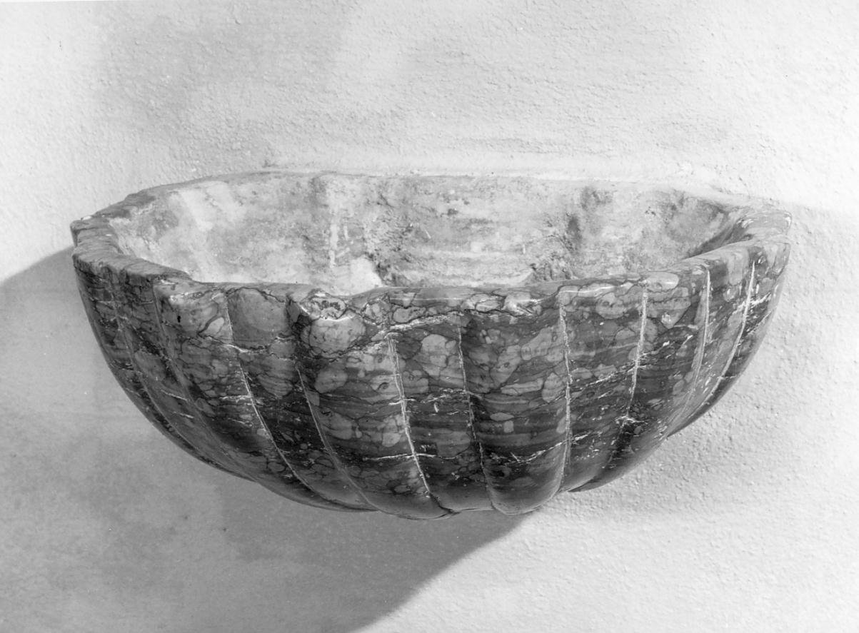 acquasantiera - a conchiglia - ambito mantovano (sec. XVIII)