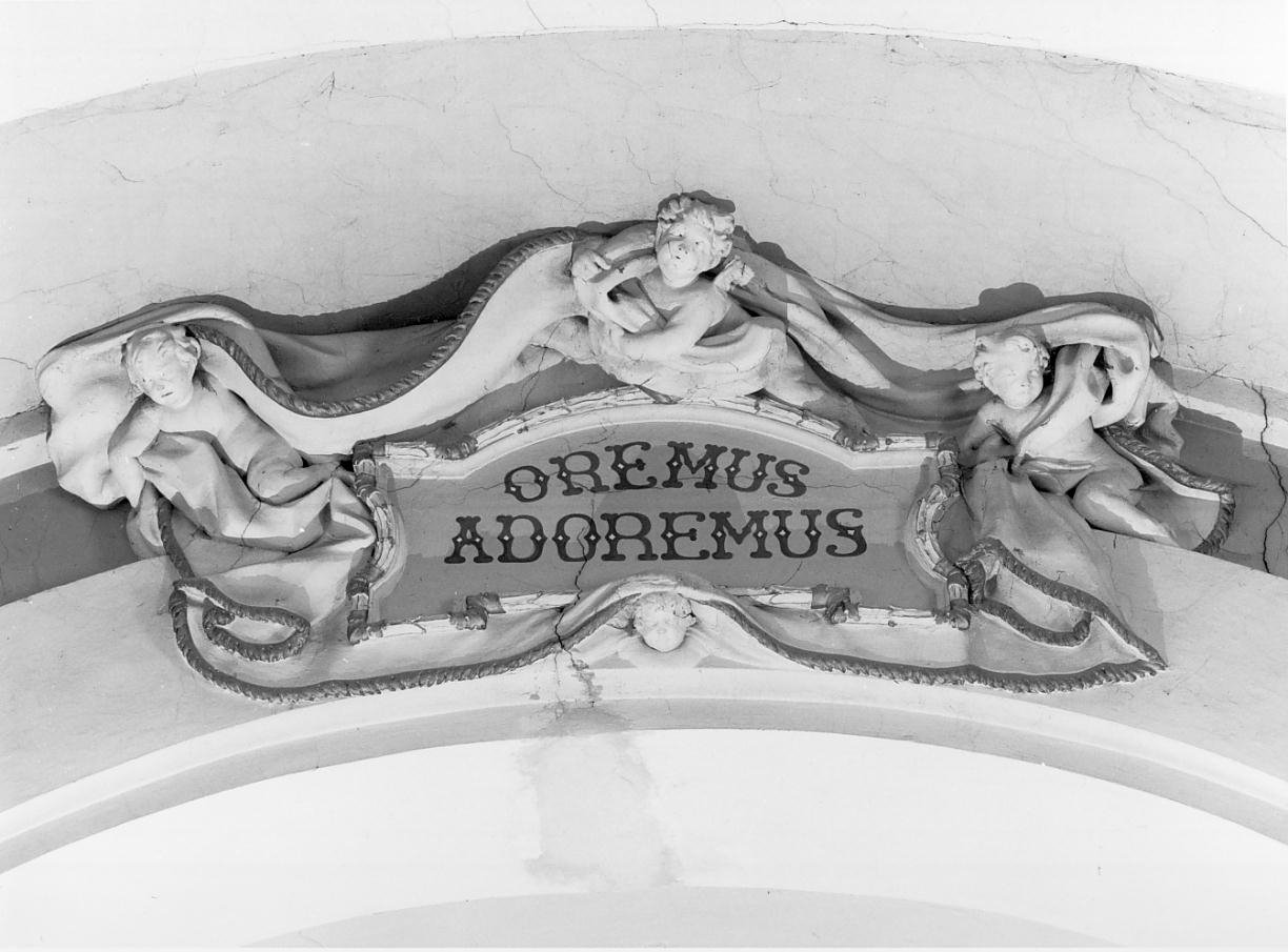 Angioletti reggi drappo (decorazione plastica) - ambito mantovano (ultimo quarto sec. XVIII)