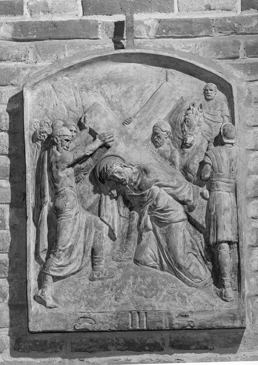 Stazione III: Gesu' cade sotto la croce la prima volta (formella, elemento d'insieme) di Mastroianni Domenico (sec. XX)