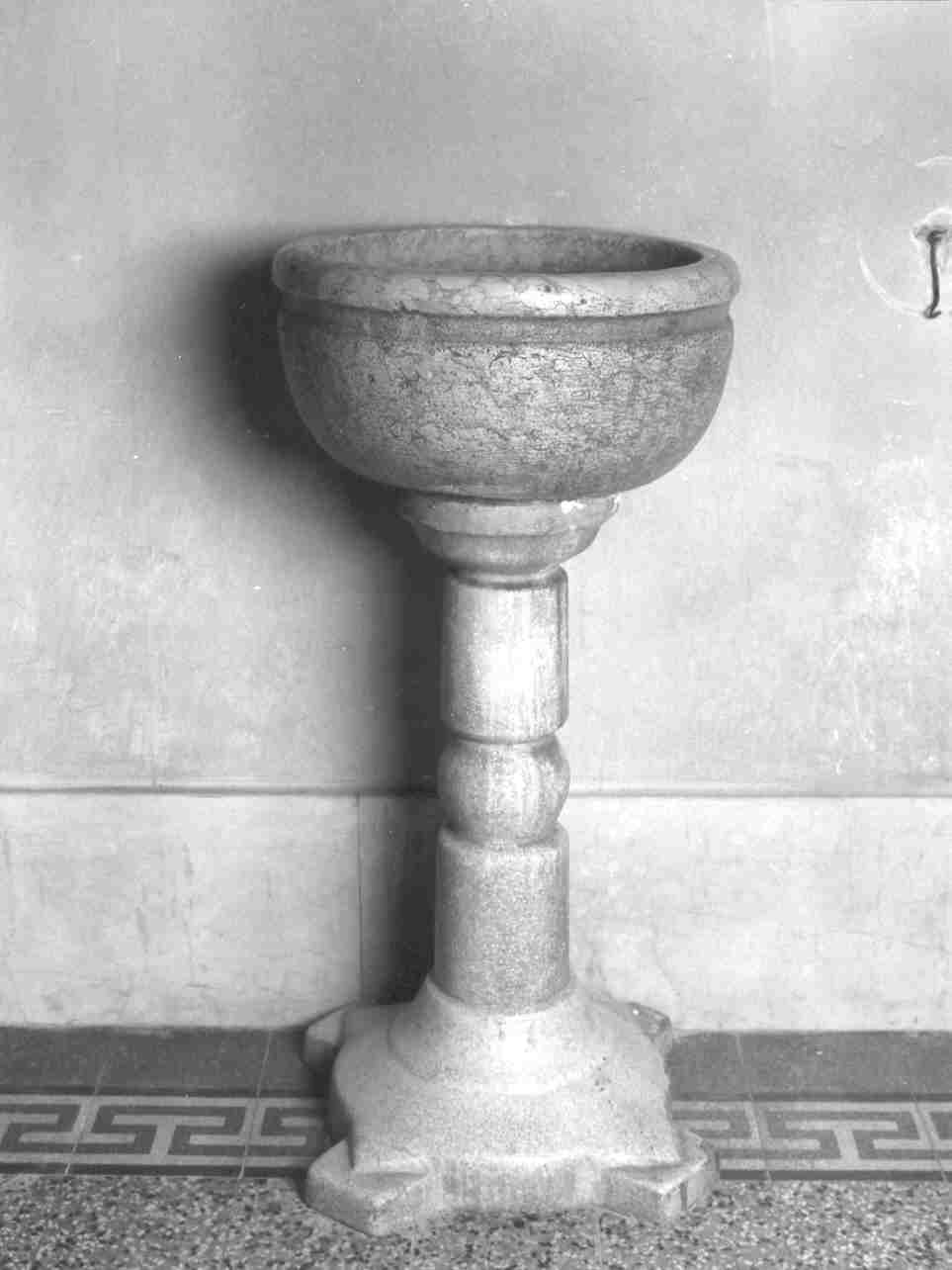 acquasantiera - a fusto, opera isolata - ambito veronese (prima metà, prima metà sec. XIX, sec. XX)