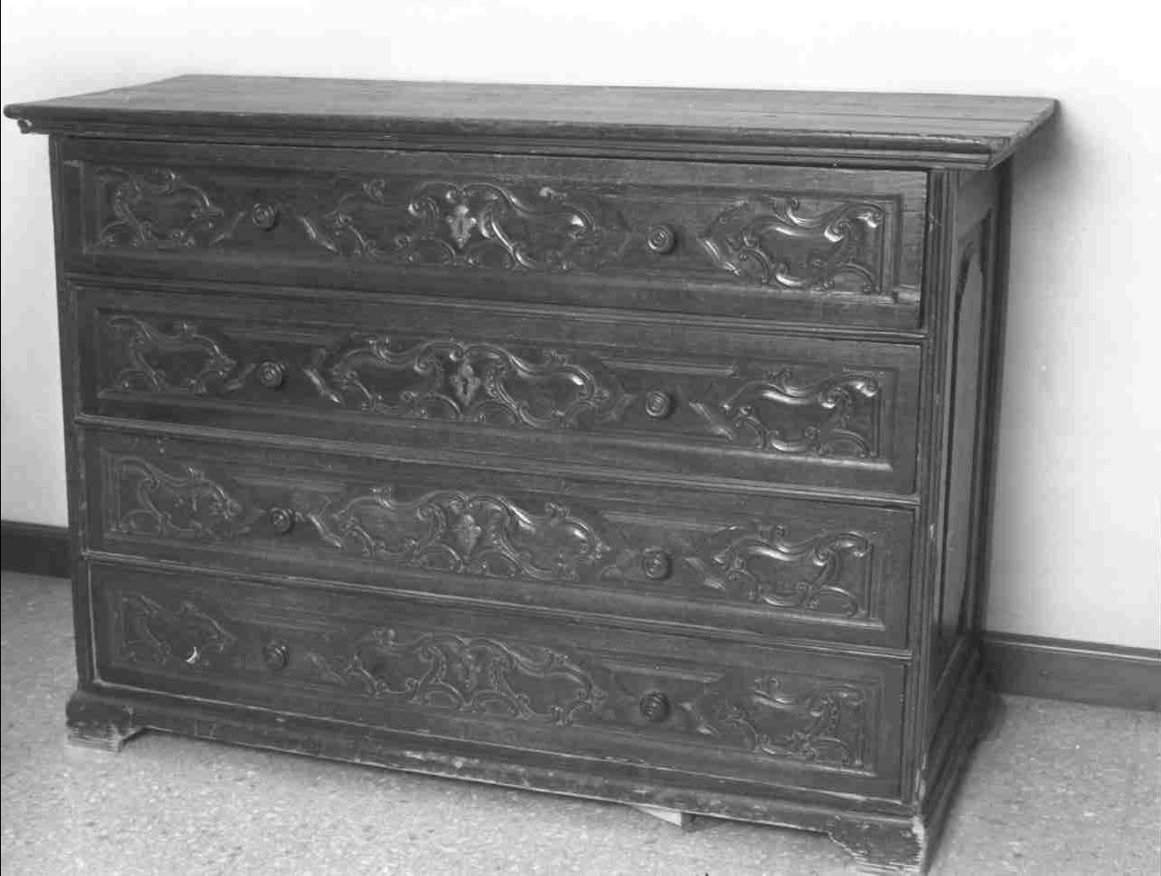 cassettone, opera isolata - bottega lombarda (fine/inizio secc. XVII/ XVIII)