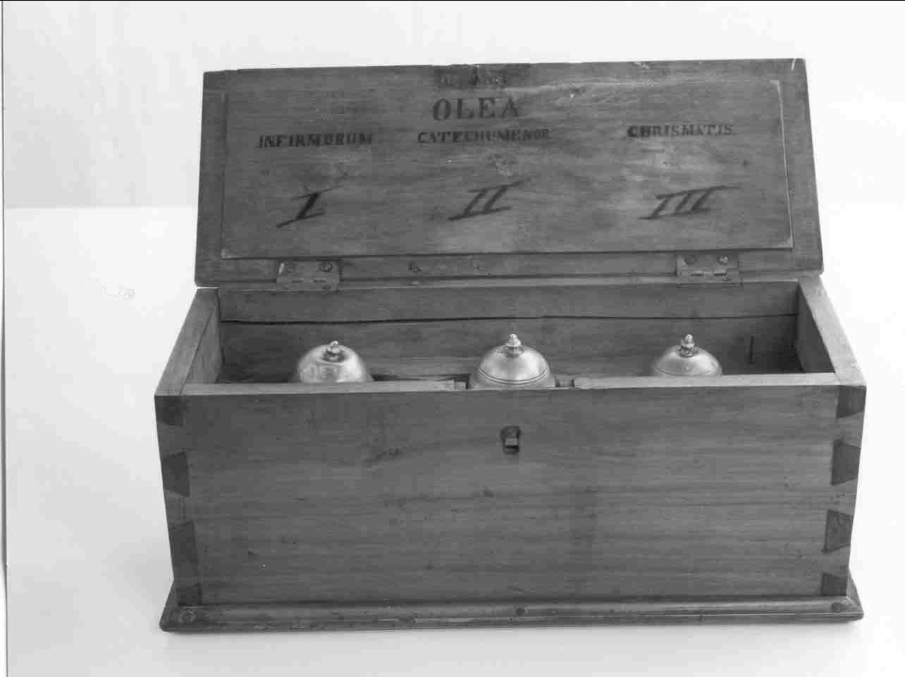 vasetti per oli santi, insieme - ambito mantovano (fine/inizio secc. XVII/ XVIII)