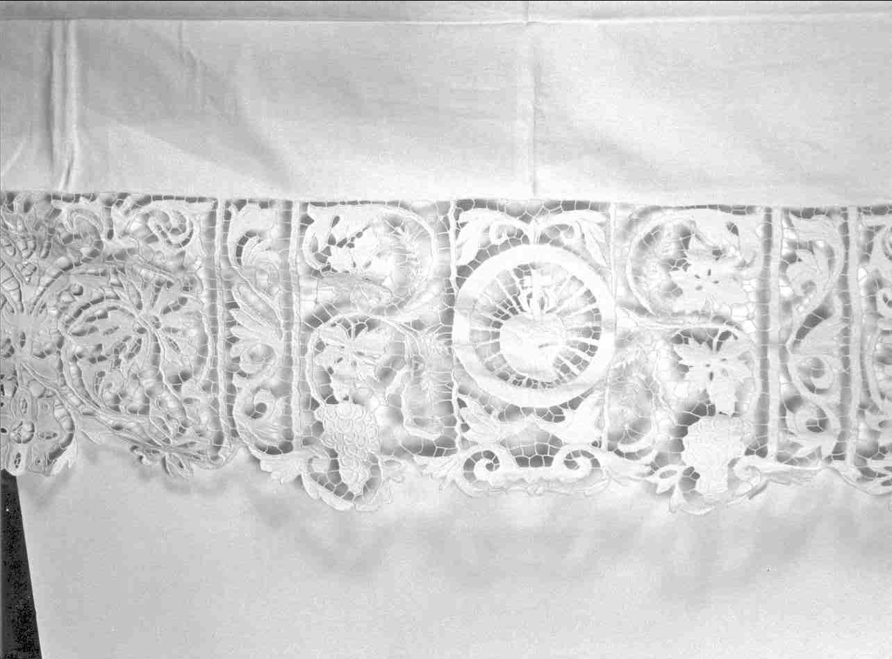 tovaglia d'altare, opera isolata - manifattura mantovana (secondo quarto sec. XX)