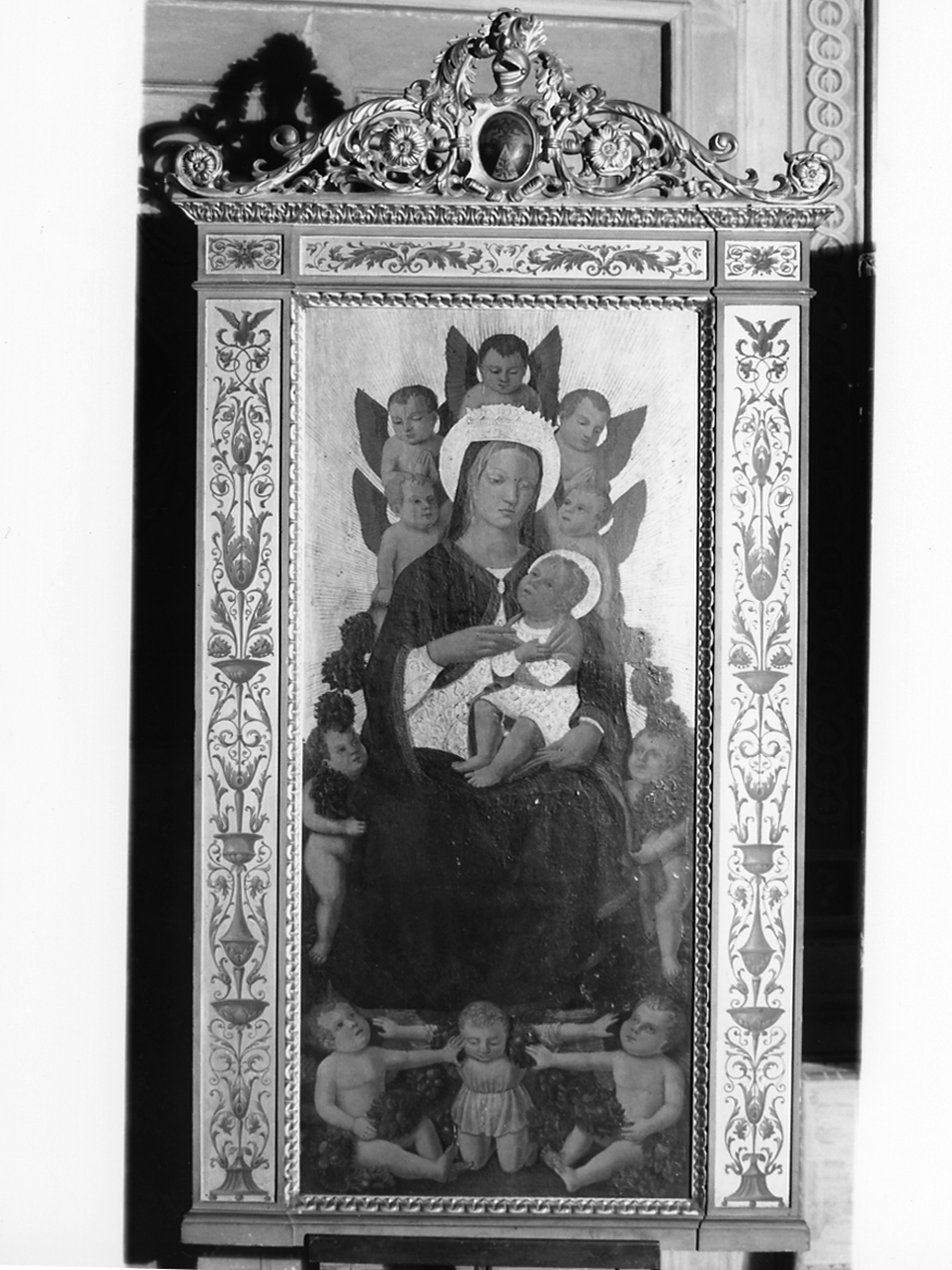 Madonna con Bambino e angeli (dipinto, opera isolata) di Niccolò da Verona (attribuito) (ultimo quarto sec. XV)