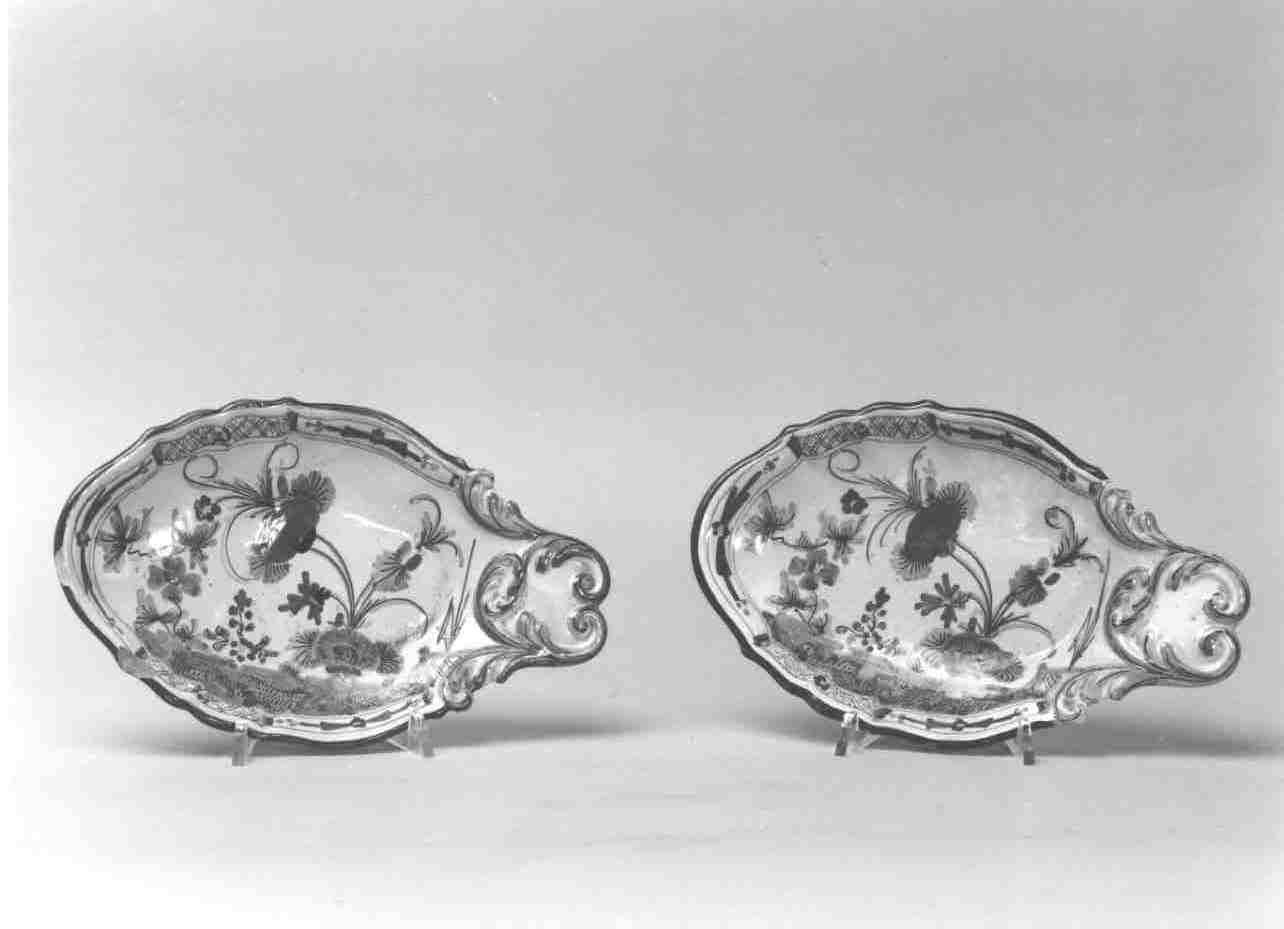 piatto di salsiera, coppia - manifattura faentina (ultimo quarto sec. XIX)