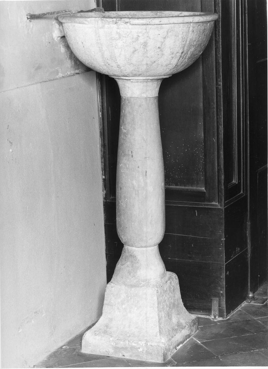 acquasantiera - a fusto - ambito lombardo (sec. XVI)