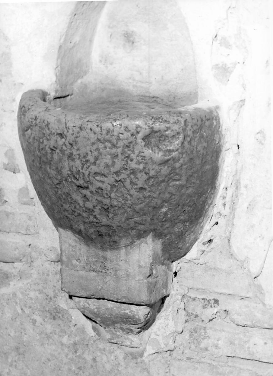 acquasantiera da parete - ambito mantovano (seconda metà sec. XV)