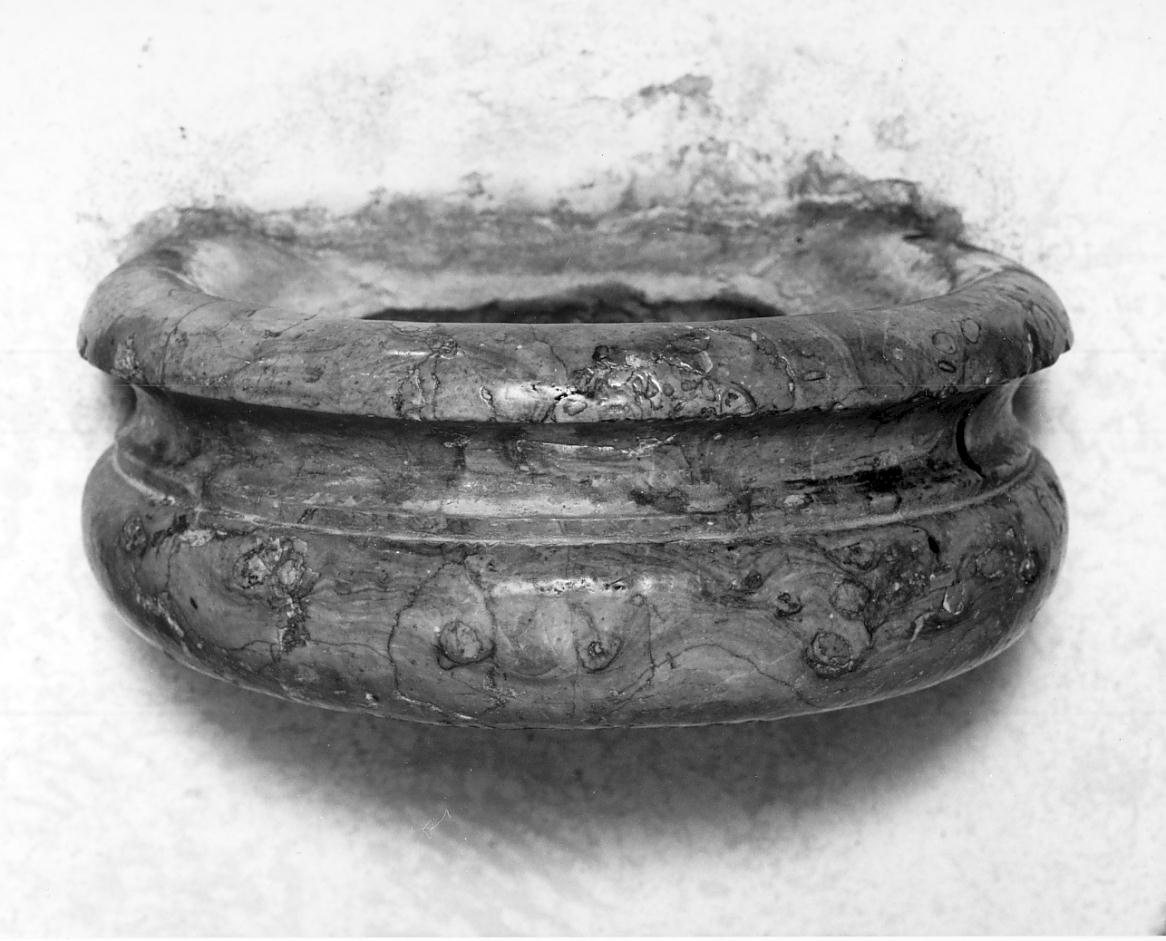 acquasantiera da parete, opera isolata - bottega lombarda (sec. XVII)