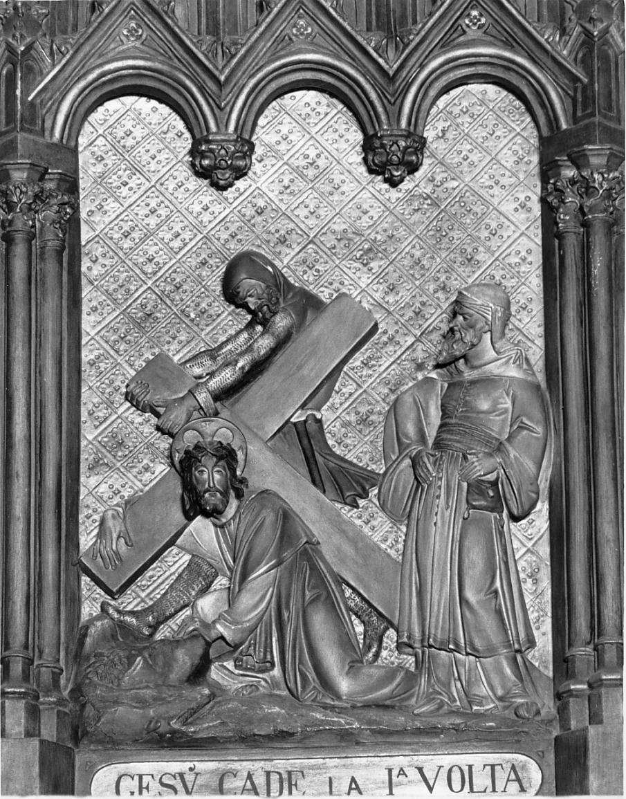 Stazione III: Gesu' cade sotto la croce la prima volta (formella, elemento d'insieme) - ambito lombardo (fine sec. XIX)