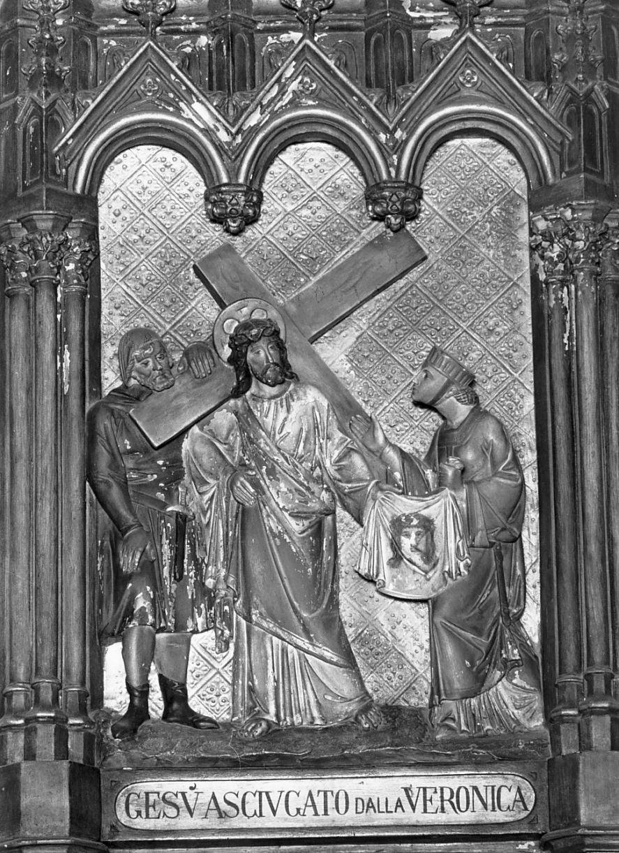 Stazione VI: Gesu' asciugato da Santa Veronica (formella, elemento d'insieme) - ambito lombardo (sec. XIX)