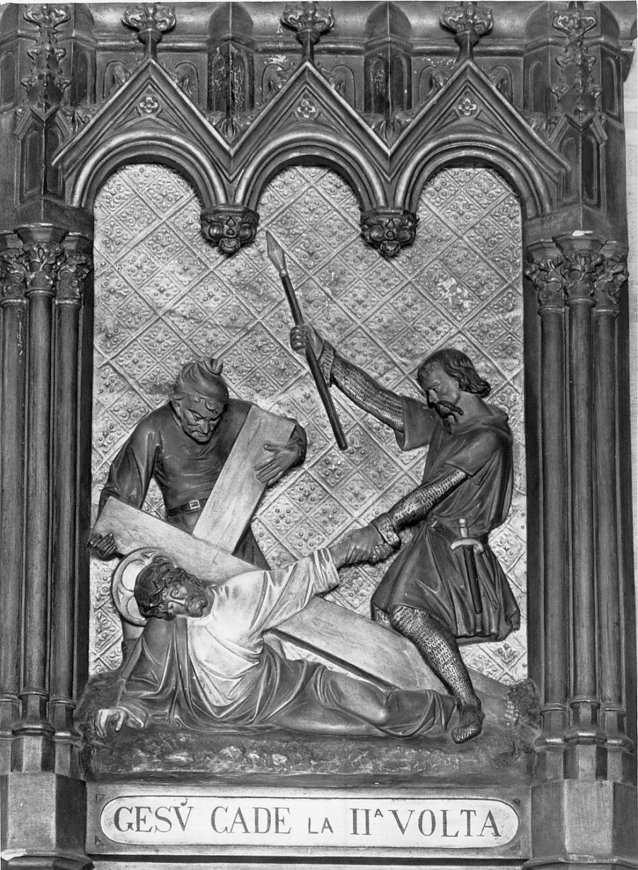 Stazione VII: Gesu' cade sotto la croce la seconda volta (formella, elemento d'insieme) - ambito lombardo (fine sec. XIX)