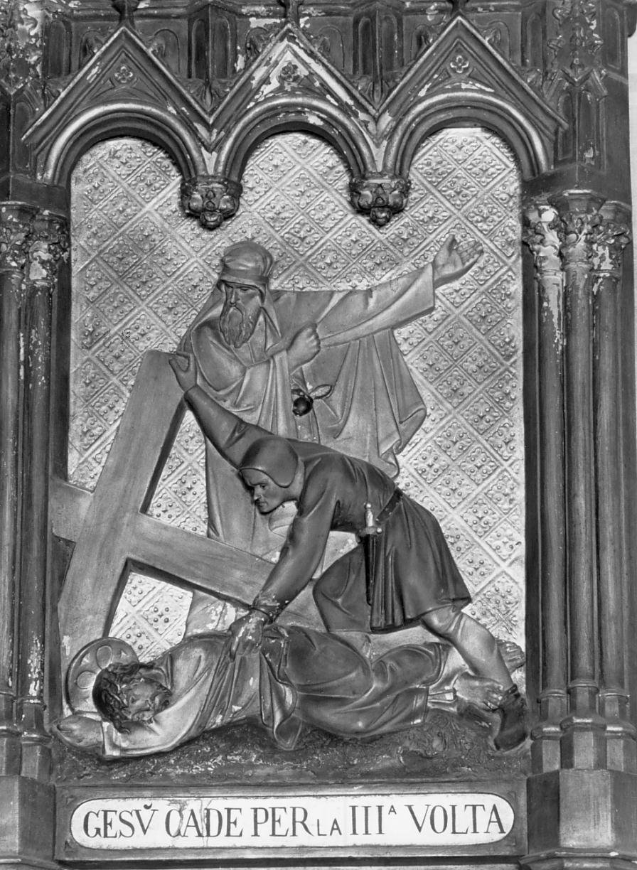 Stazione IV: Gesu' cade sotto la croce la terza volta (formella, elemento d'insieme) - ambito lombardo (fine sec. XIX)