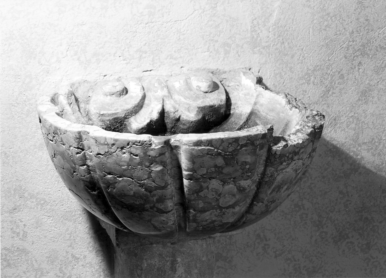 acquasantiera, serie - ambito lombardo (seconda metà sec. XVI)