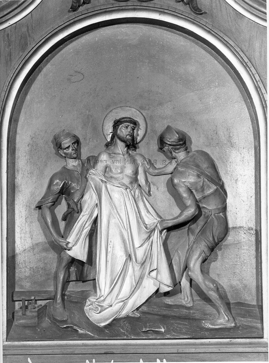 stazione X: Gesù spogliato e abbeverato di fiele (formella, elemento d'insieme) - ambito mantovano (sec. XX)