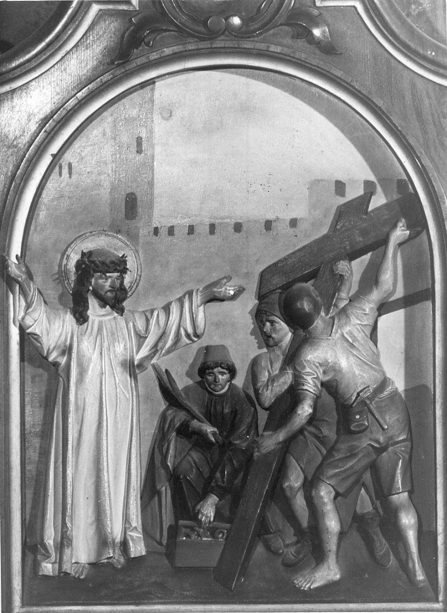 stazione II: Gesù caricato della croce (formella, elemento d'insieme) - ambito mantovano (sec. XX)